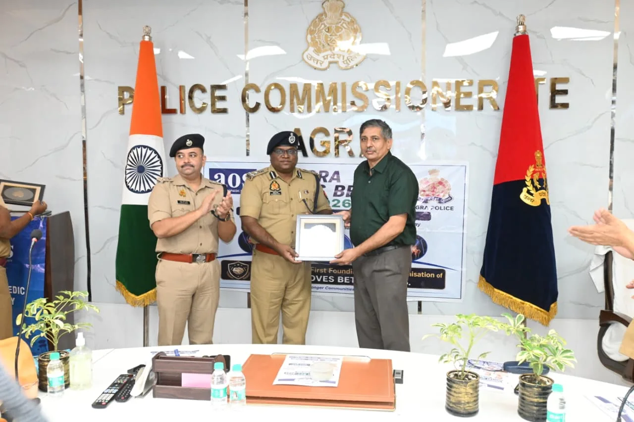 Felicitation moment during the Agra Moves Better police ergonomics programme